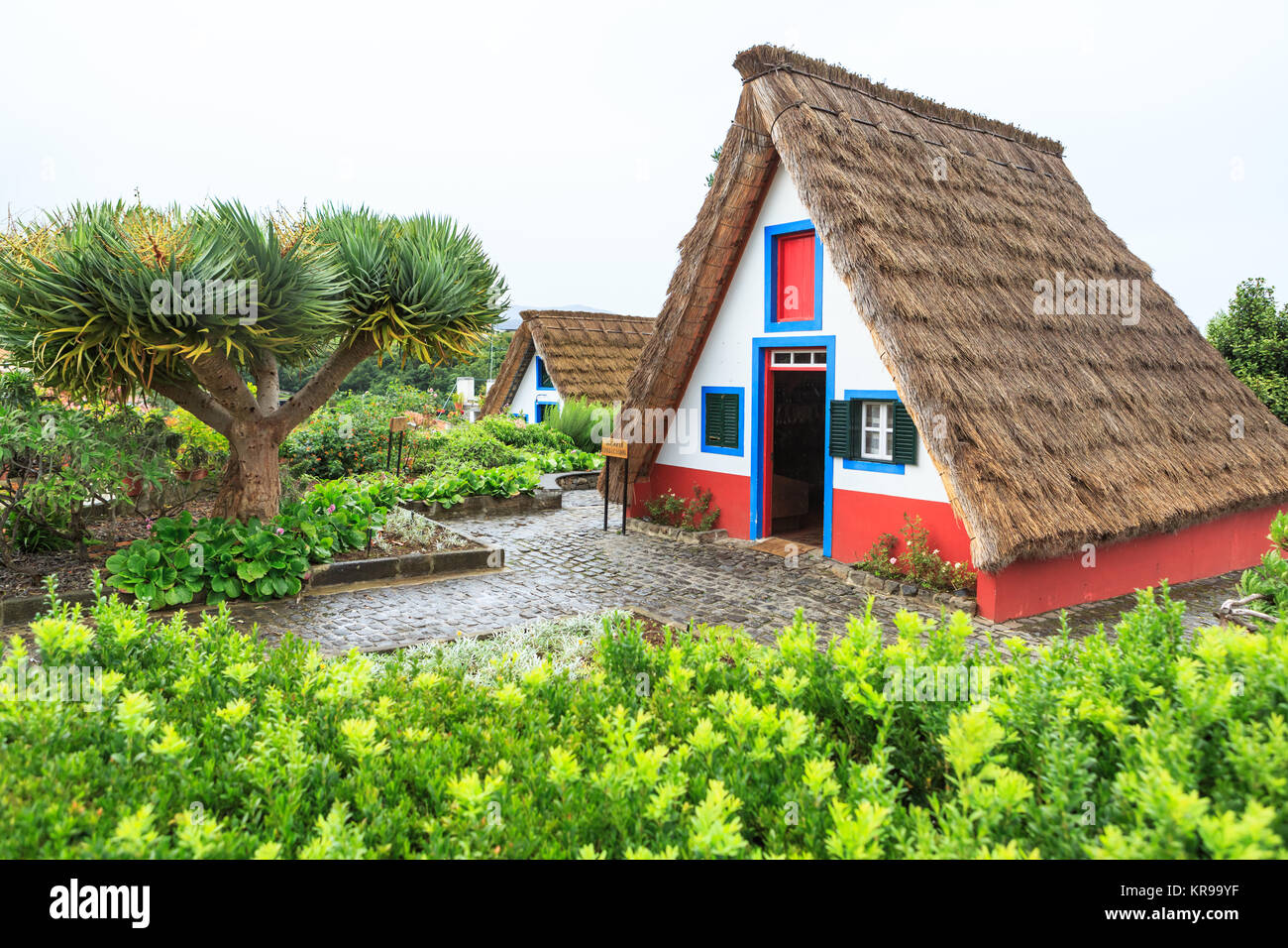 SANTANA, MADEIRA ISLAND, PORTUGAL OKTOBER, 2014 Traditional house in