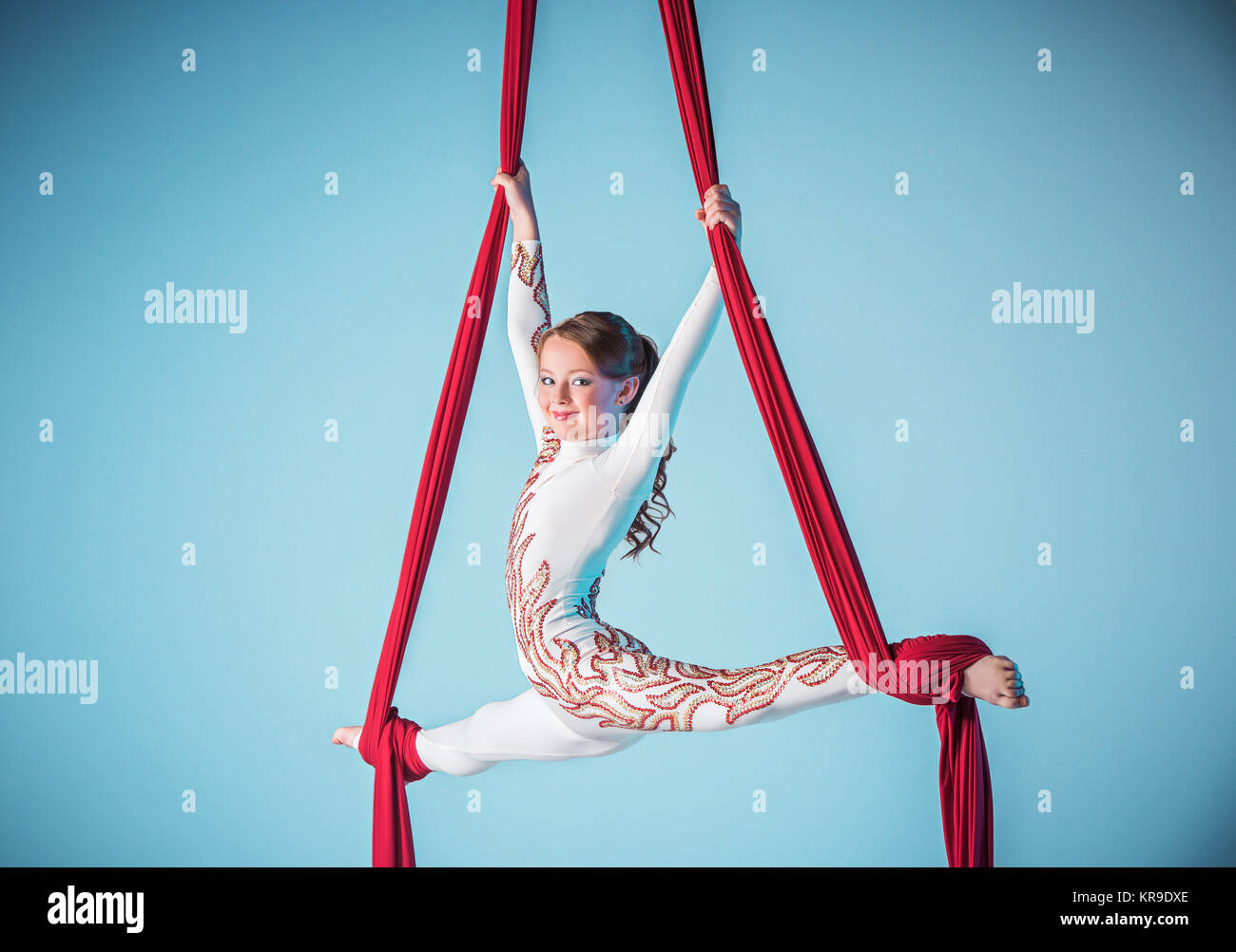 На полотнах для детей москва. Фотосессия на воздушных полотнах. Воздушная гимнастика на полотнах. Девушка на воздушных полотнах