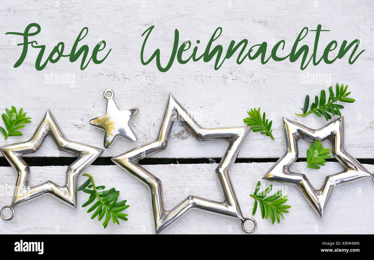 Frohe Weihnachten Weihnachten Sterne natürliche Dekoration auf weißem Holz Hintergrund Stock Photo