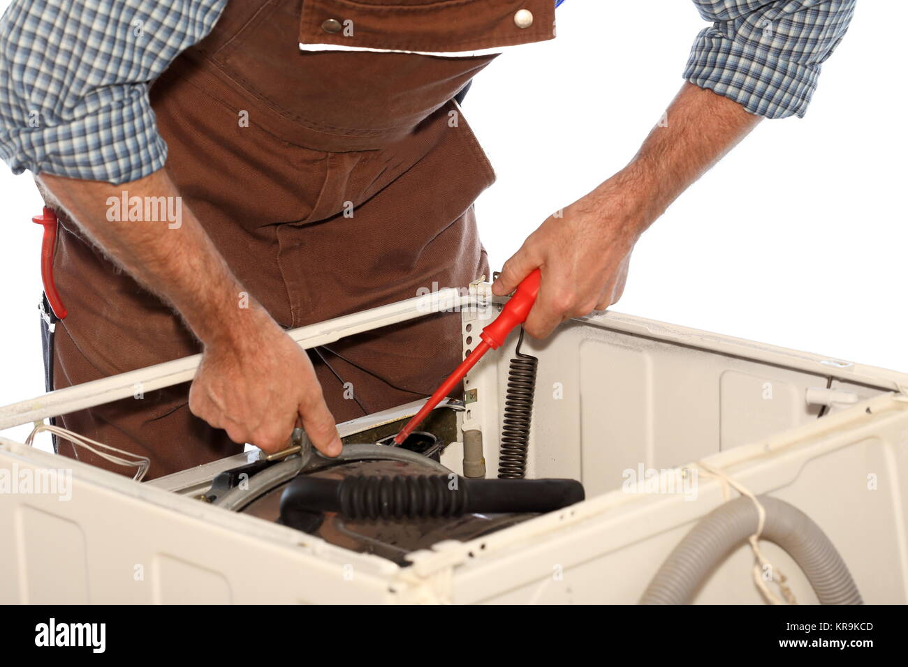 Handwerker arbeitet an Waschmaschine Stock Photo