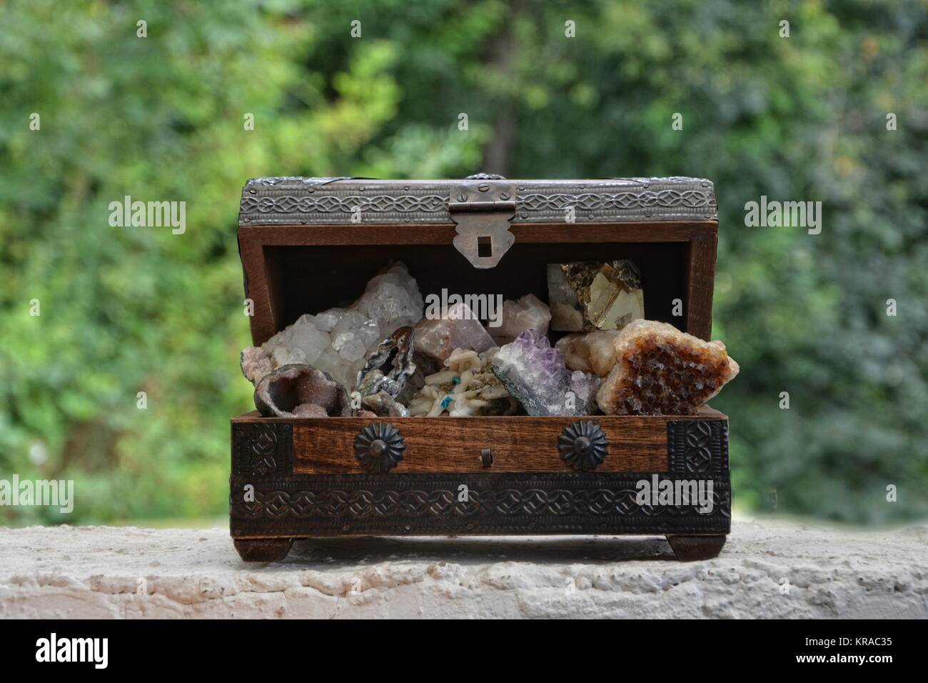 ♦水晶？六角水柱？苔 置物 飾り骨董品 Rock mineral collection box hi-res stock photography and