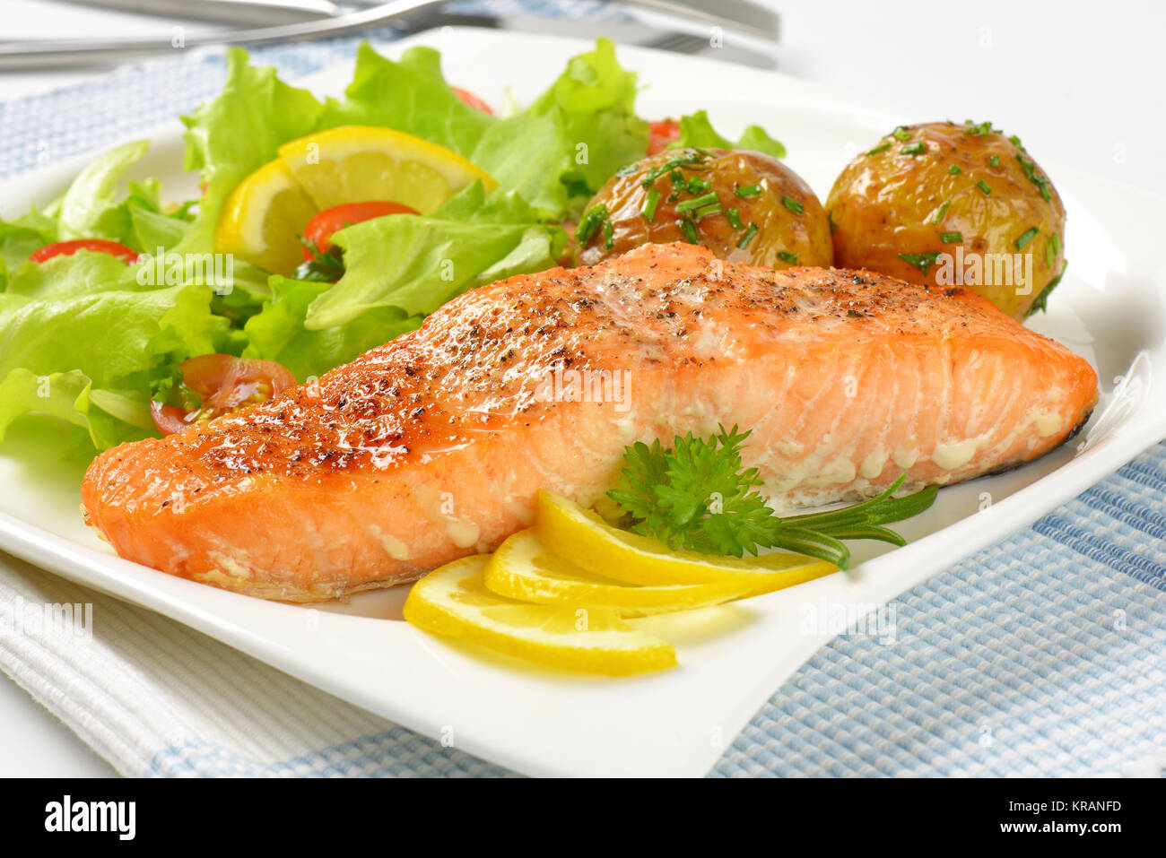 Горбуша в духовке сочная. Салмон гриль. Горбуша запеченная в духовке. Сочная горбуша в духовке рецепт. Сочная горбуша в духовке рецепт.