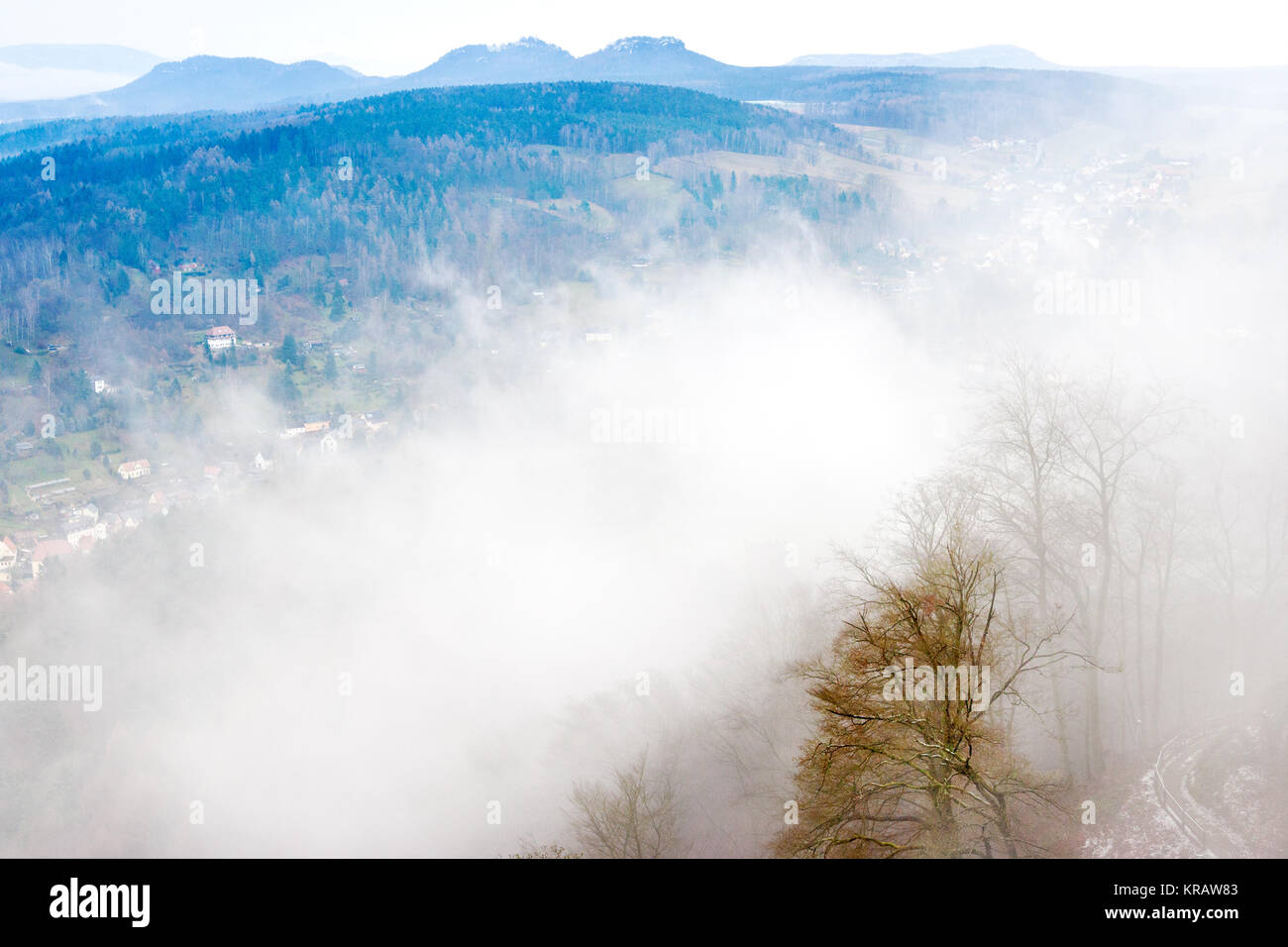 ranní mlhy v zimě, Saské Švýcarsko, Sasko, Německo / fog in the winter morning in Saxon Switzerland, Saxony, Germany Stock Photo