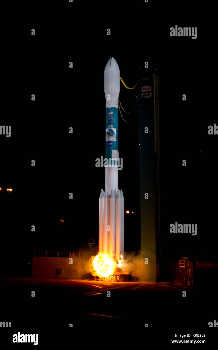 A Delta II rocket launches with the NPOESS Preparatory Project (NPP) spacecraft payload from Space Launch Complex 2 at Vandenberg Air Force Base, Calif. on Friday, Oct. 28, 2011. NPP is the first NASA satellite mission to address the challenge of acquiring a wide range of land, ocean, and atmospheric measurements for Earth system science while simultaneously preparing to address operational requirements for weather forecasting. Photo Credit: (NASA/Bill Ingalls) Delta II (Delta 357) launches with NPOESS Preparatory Project 01 Stock Photo