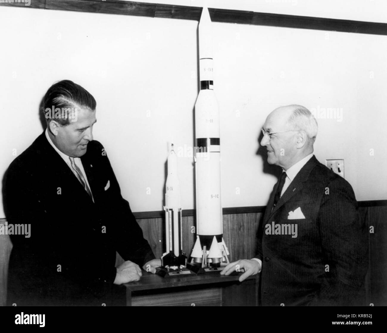 MEMBERS OF THE HOUSE COMMITTEE ON SCIENCE AND ASTRONAUTICS VISIT MSFC.  HIEHLMAN, R- WALTER (R-NEW YORK) AND MSFC DIRECTOR VON BRAUN, WERNHER DISCUSS APOLLO MODELS VonBraunRiehlman Stock Photo