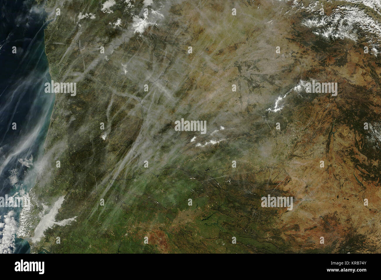 CrissCrossing Contrails (8495592530 Stock Photo Alamy