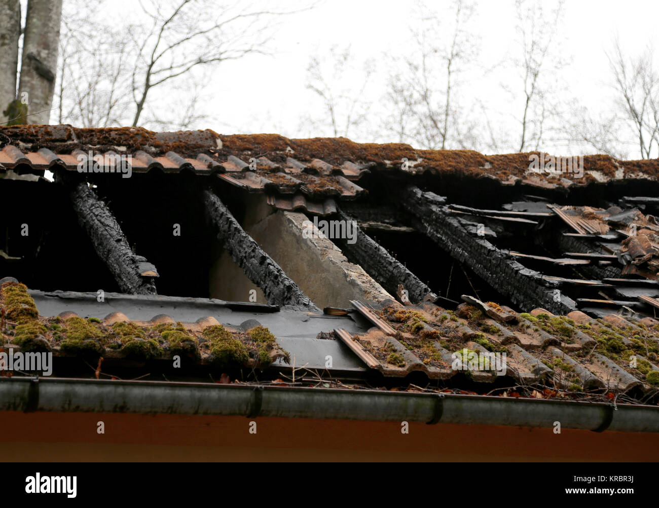 burnt roof of a old house after fire Stock Photo - Alamy