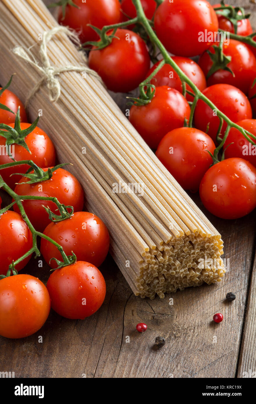 Whole wheat spaghetti and tomatoes Stock Photo Alamy
