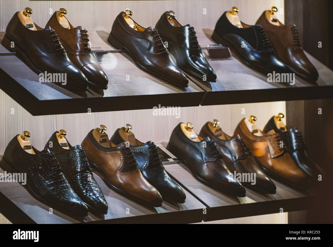 Mens business shoes display store window hi res stock photography and images Alamy