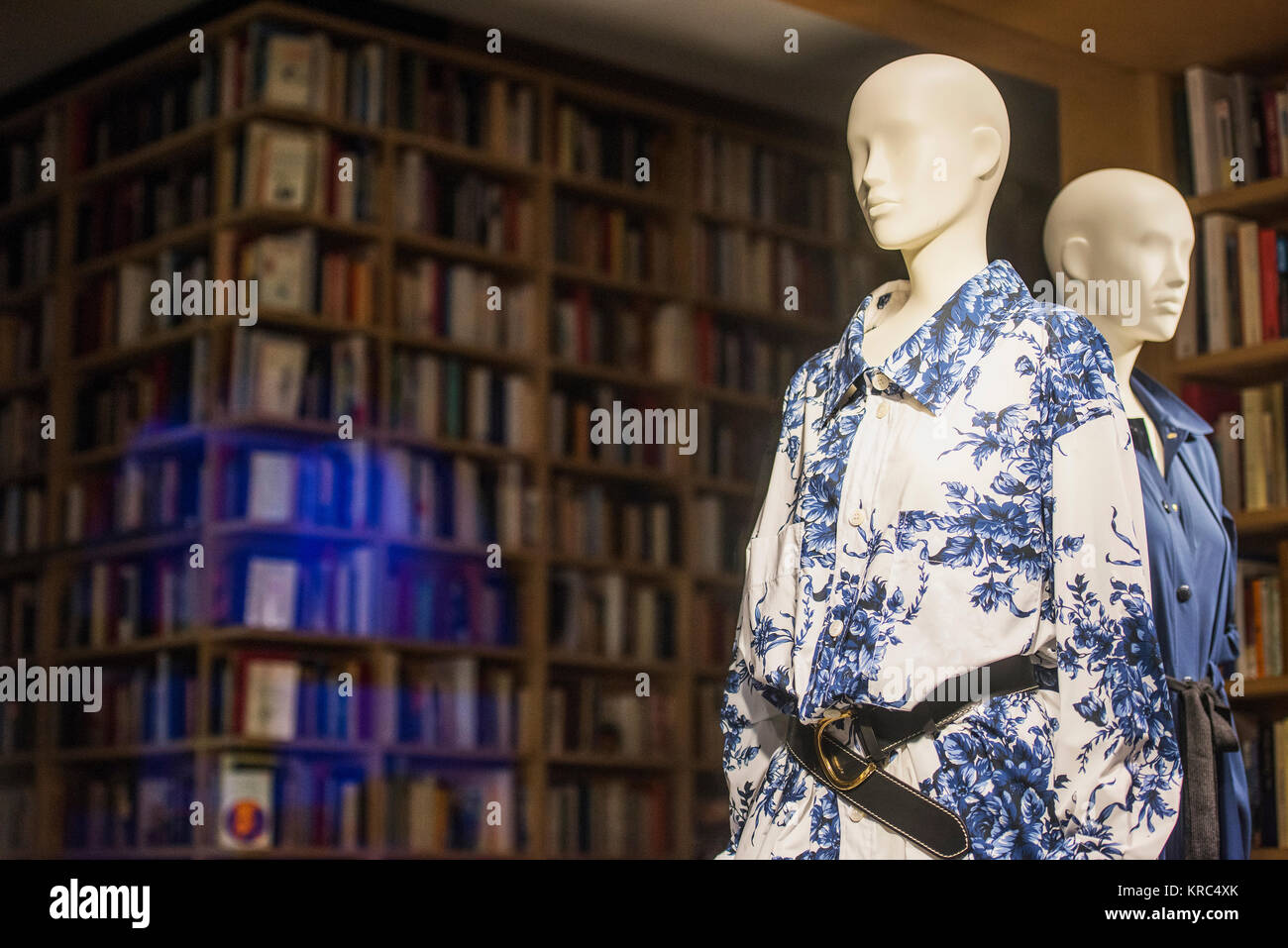 mannequins in a fashion store in Paris Stock Photo Alamy