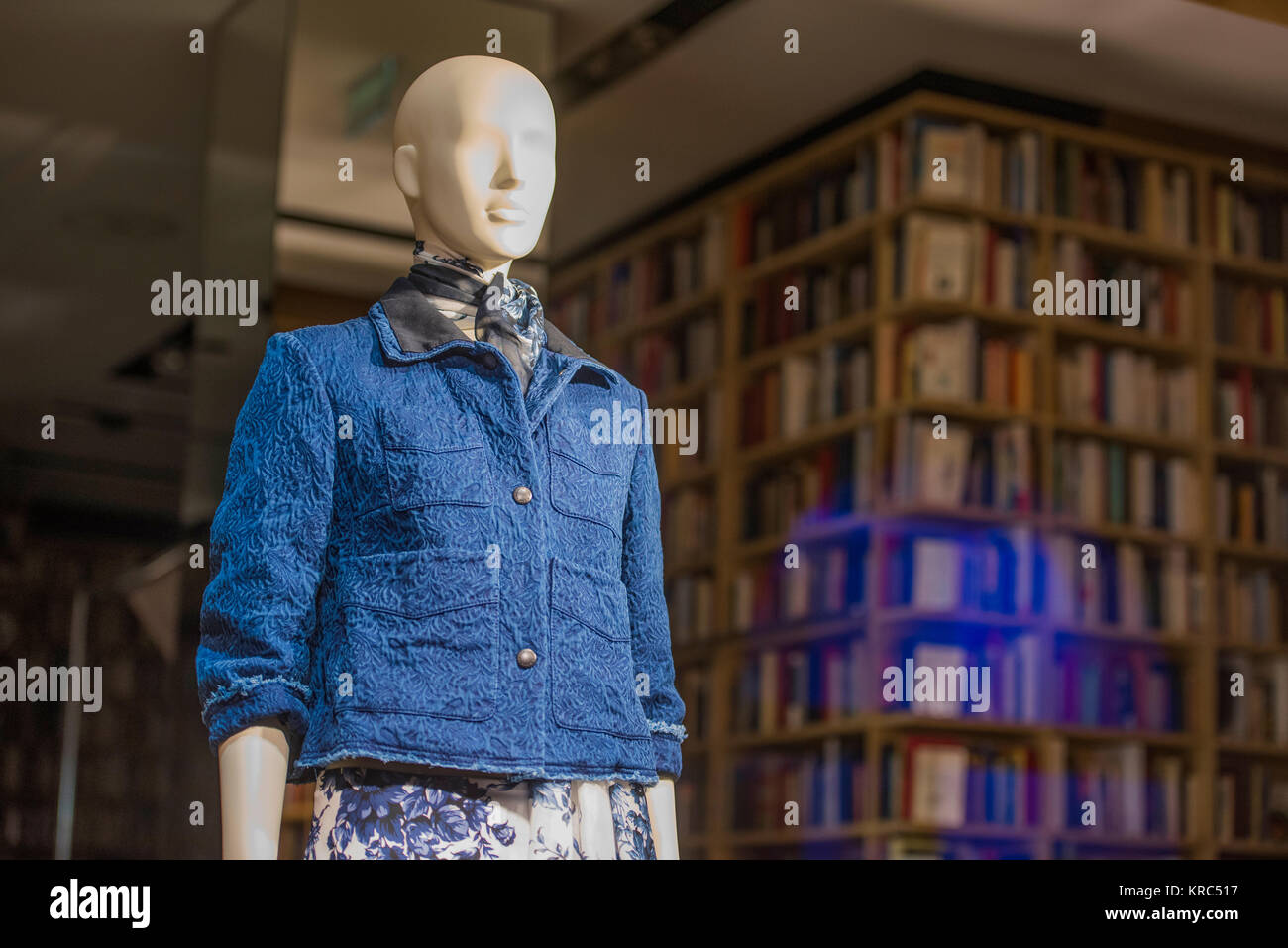 mannequins in a fashion store in Paris Stock Photo Alamy