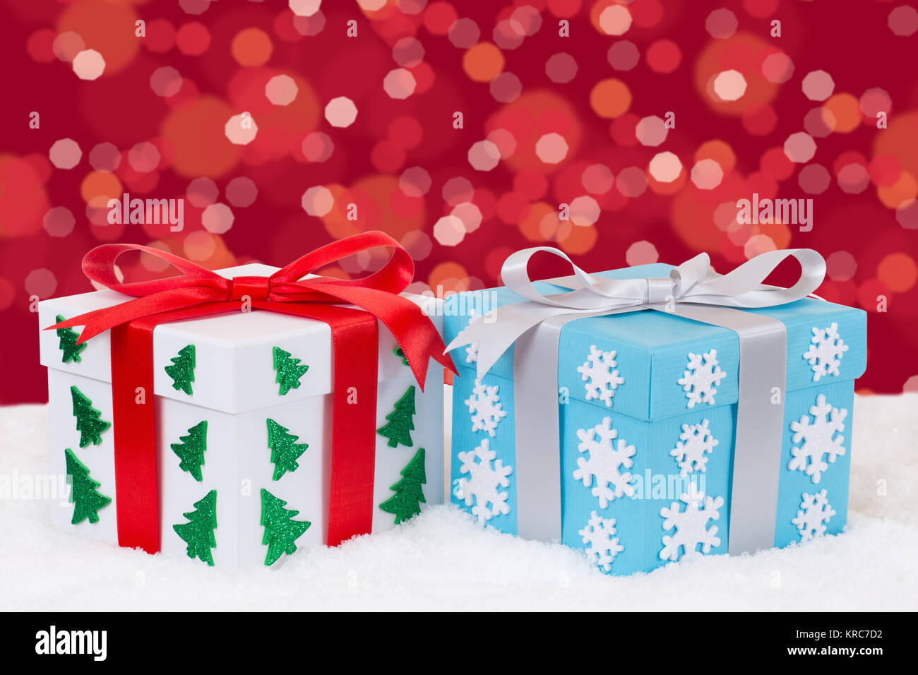 Weihnachtsgeschenke Geschenke schenken an Weihnachten Bescherung mit Textfreiraum Schnee mit Textfreiraum für Ihren eigenen Text Stock Photo
