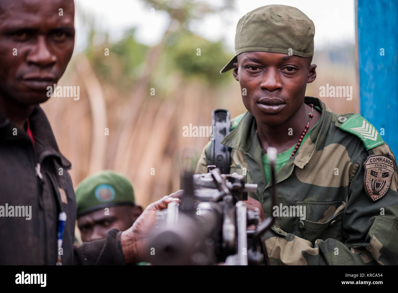 FARDC soldiers cleaning and checking weapons in the DRC's Virunga National Park during operations against the FDLR Stock Photo