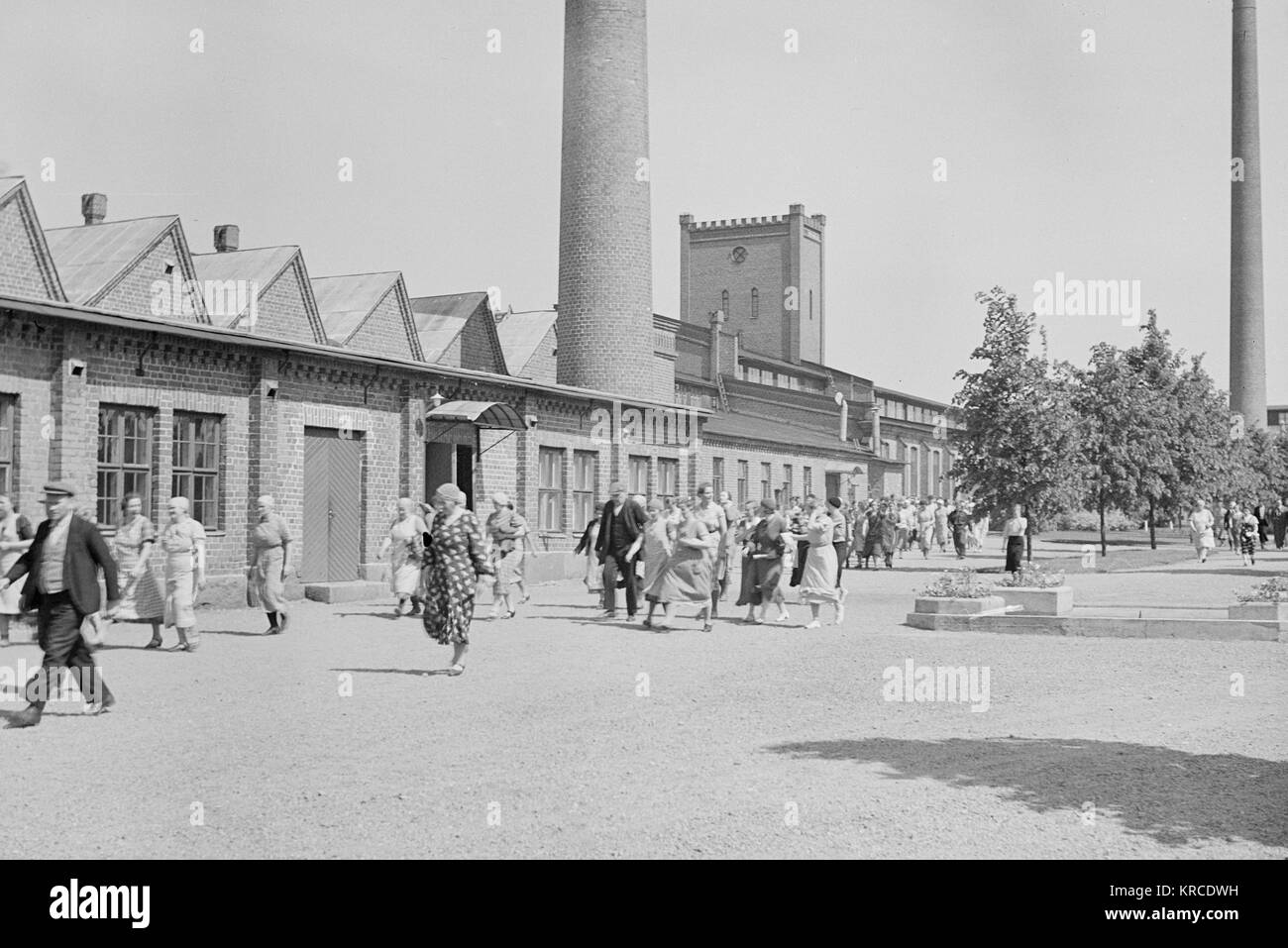 United Villatehtaat Oy's employees leaving the factory, Hyvinkaa, Uusimaa, Finland 1920s - 1930s Stock Photo