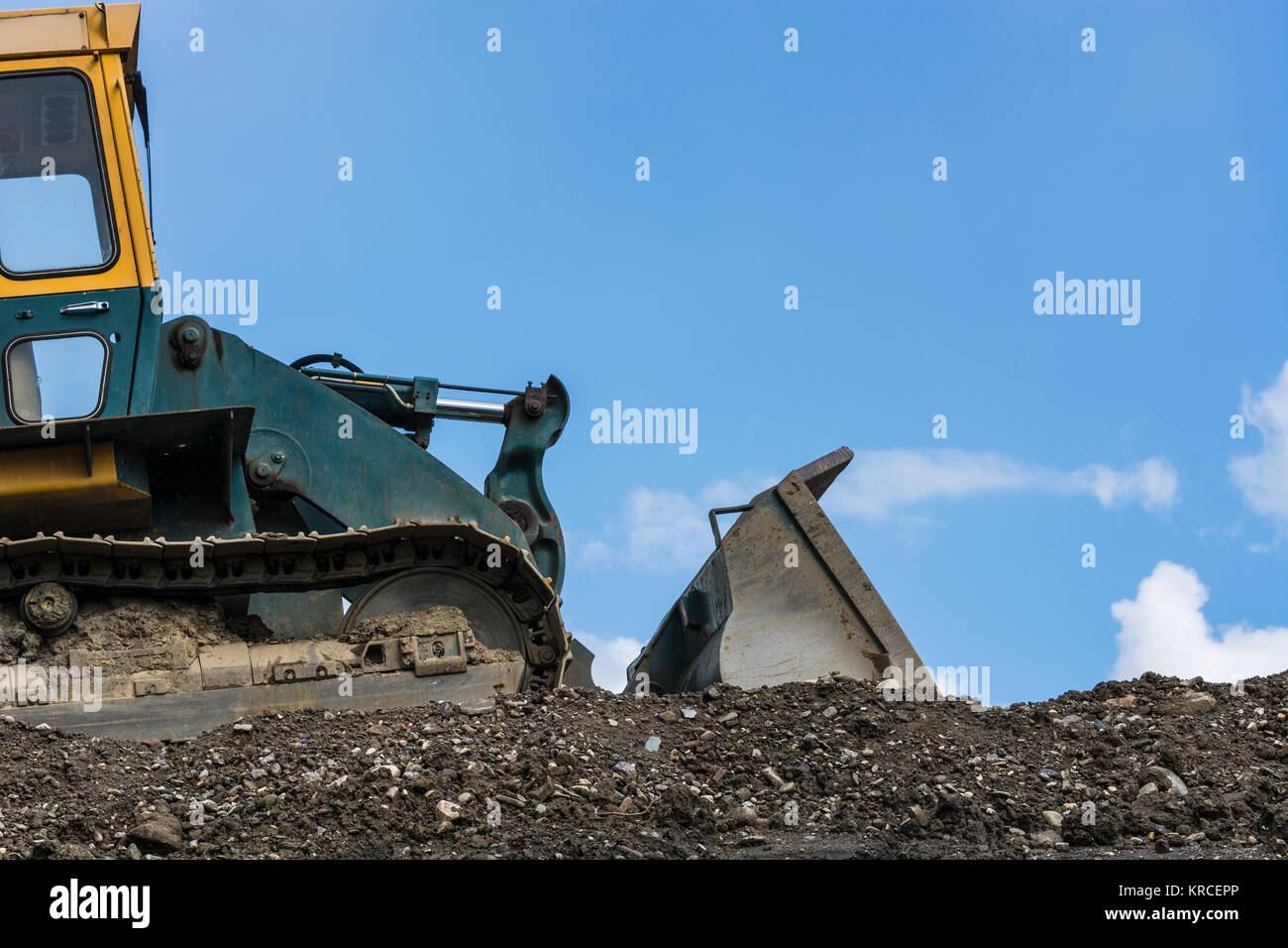 Baumaschine auf einer Baustelle im Hintergrund ein blauer Himmel. Stock Photo