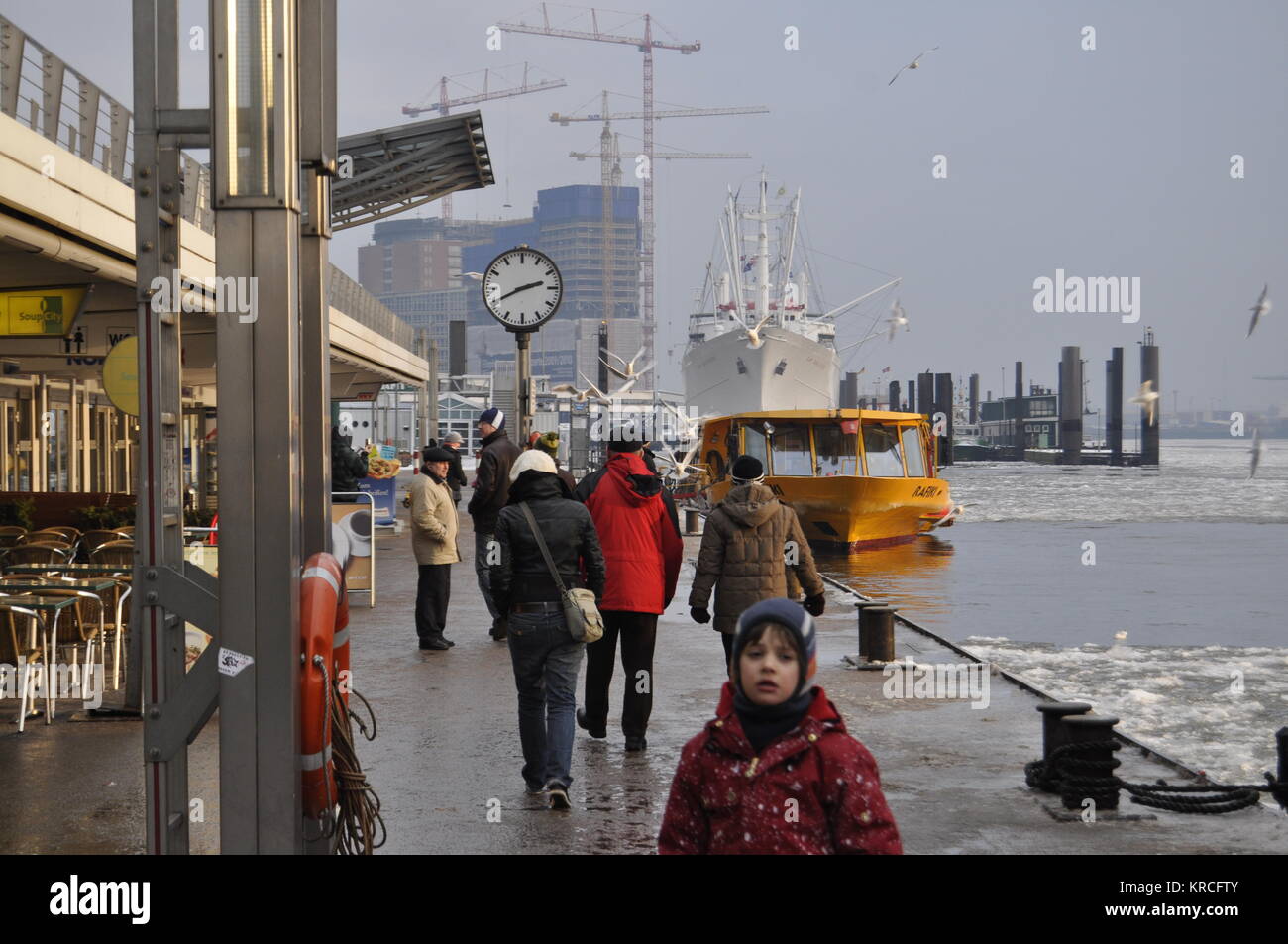 Eisschollen auf der Elbe, Hamburg, Deutschland Stock Photo