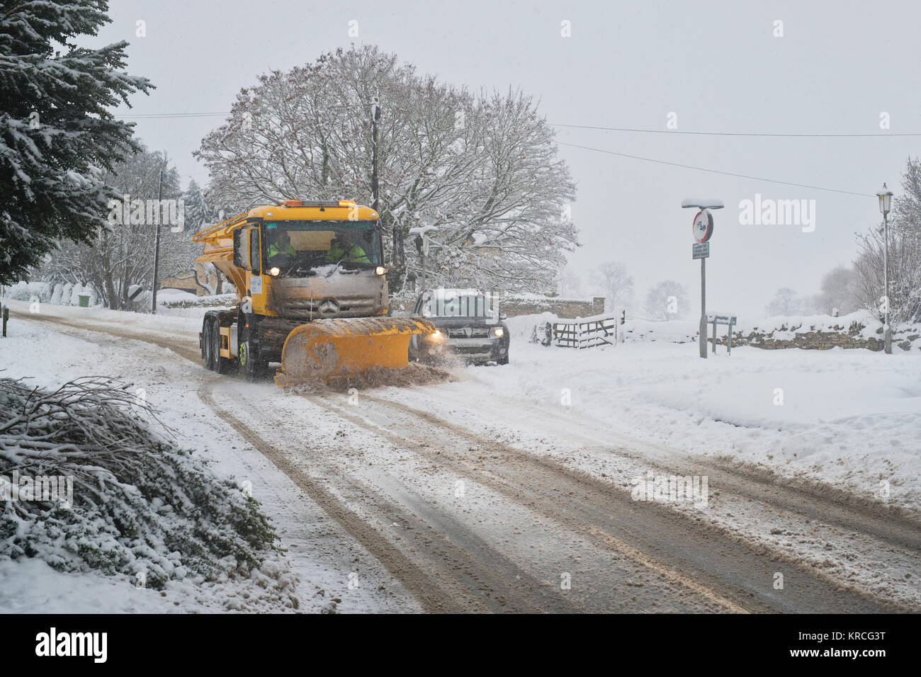 Snow plough gritting lorry clearing the roads of snow in Chipping Campden, Cotswolds, Gloucestershire, England Stock Photo