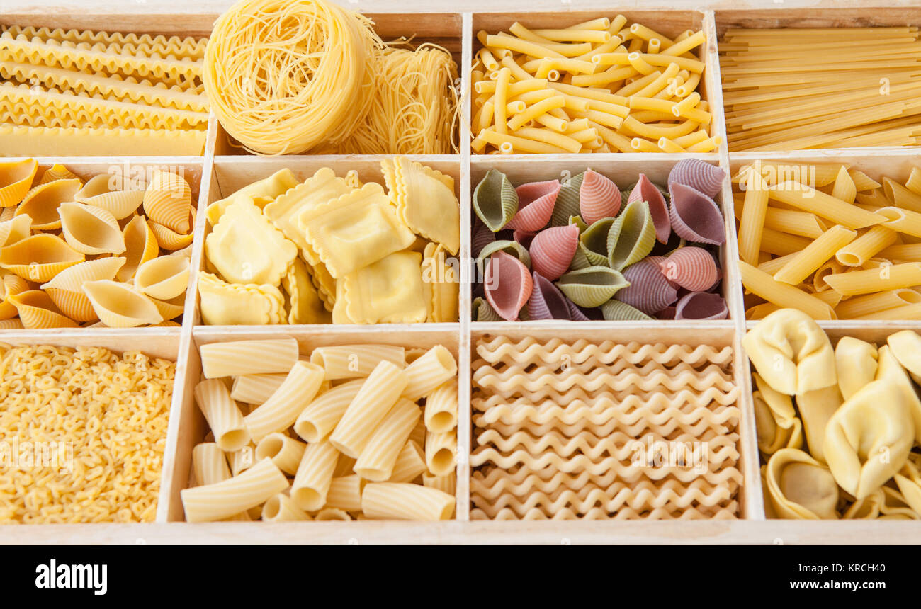 Verschiedene Nudelsorten sortiert in Kaestchen als Hintergund Stock Photo