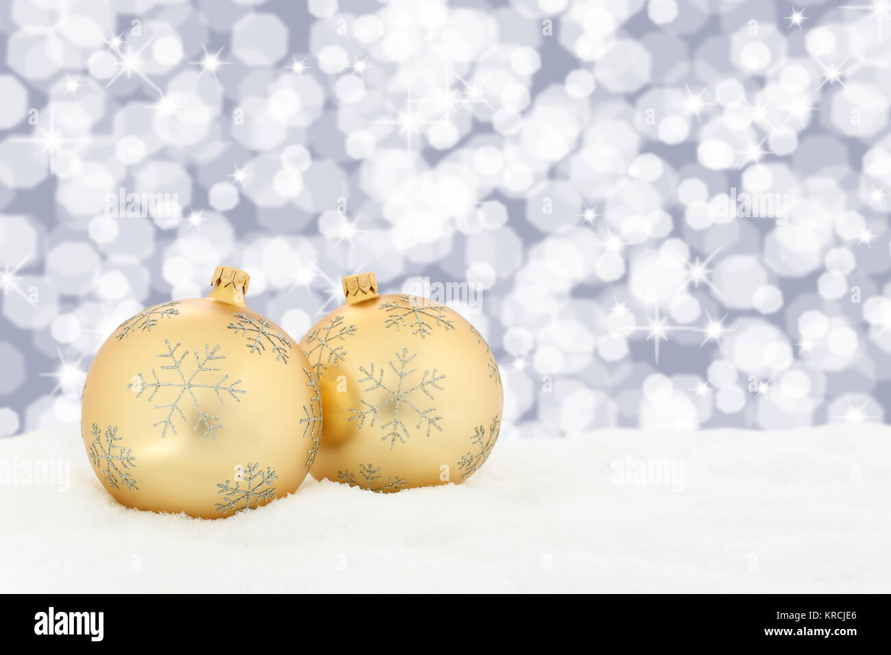 Weihnachtskarte Weihnachten Gold Weihnachtskugeln Dekoration mit Schnee  Weihnachtslichter Lichter und Textfreiraum Stock Photo - Alamy