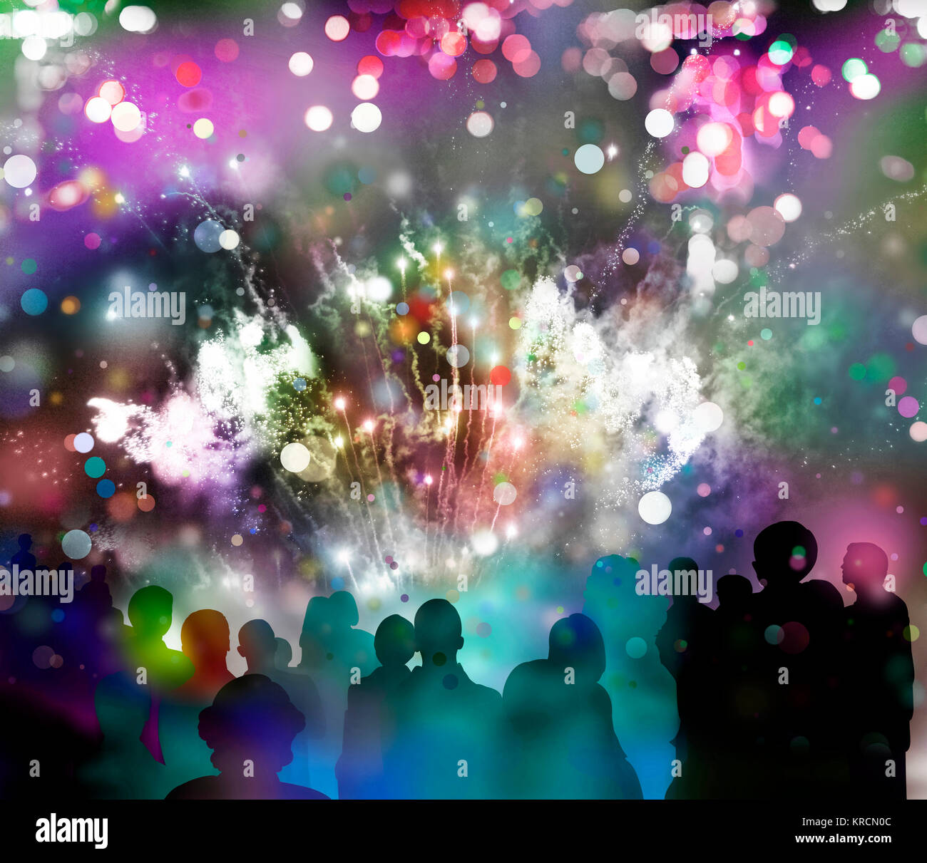 nächtliches Feuerwerk mit bunten Licht- und Glitzermustern, bunter Konfettiregen und Zuschauer-Silhouetten, Mixed Media Stock Photo