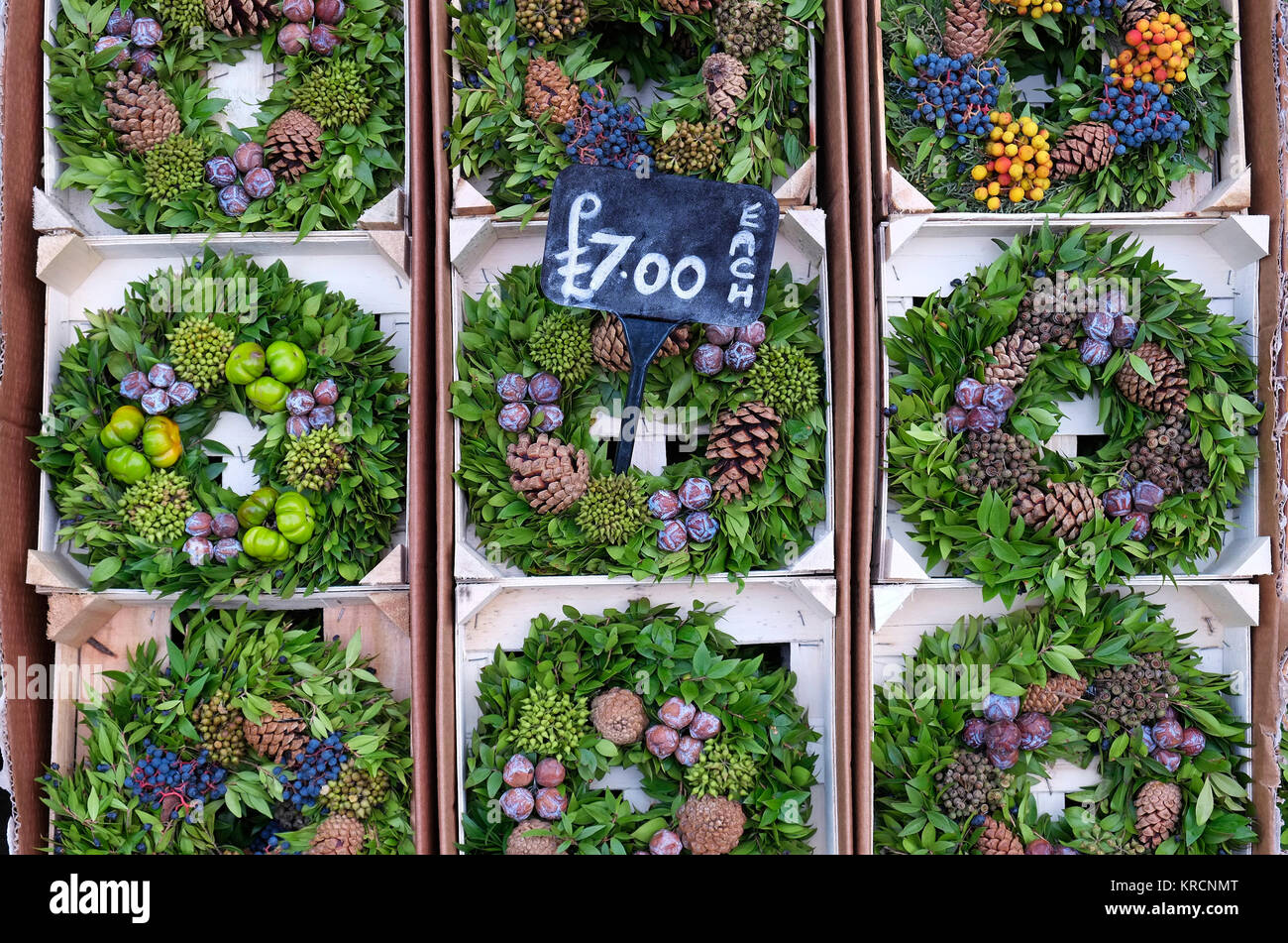 Wreaths berries pine cones for sale hires stock photography and images