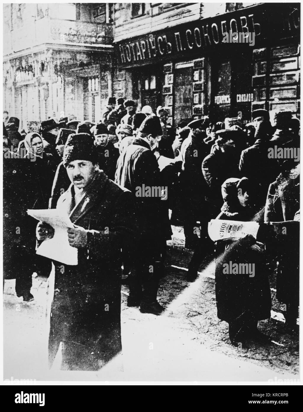 RUSSIAN REVOLUTION - Moscow - reading the first news of the Revolution. Date: FEBRUARY 1917 Stock Photo