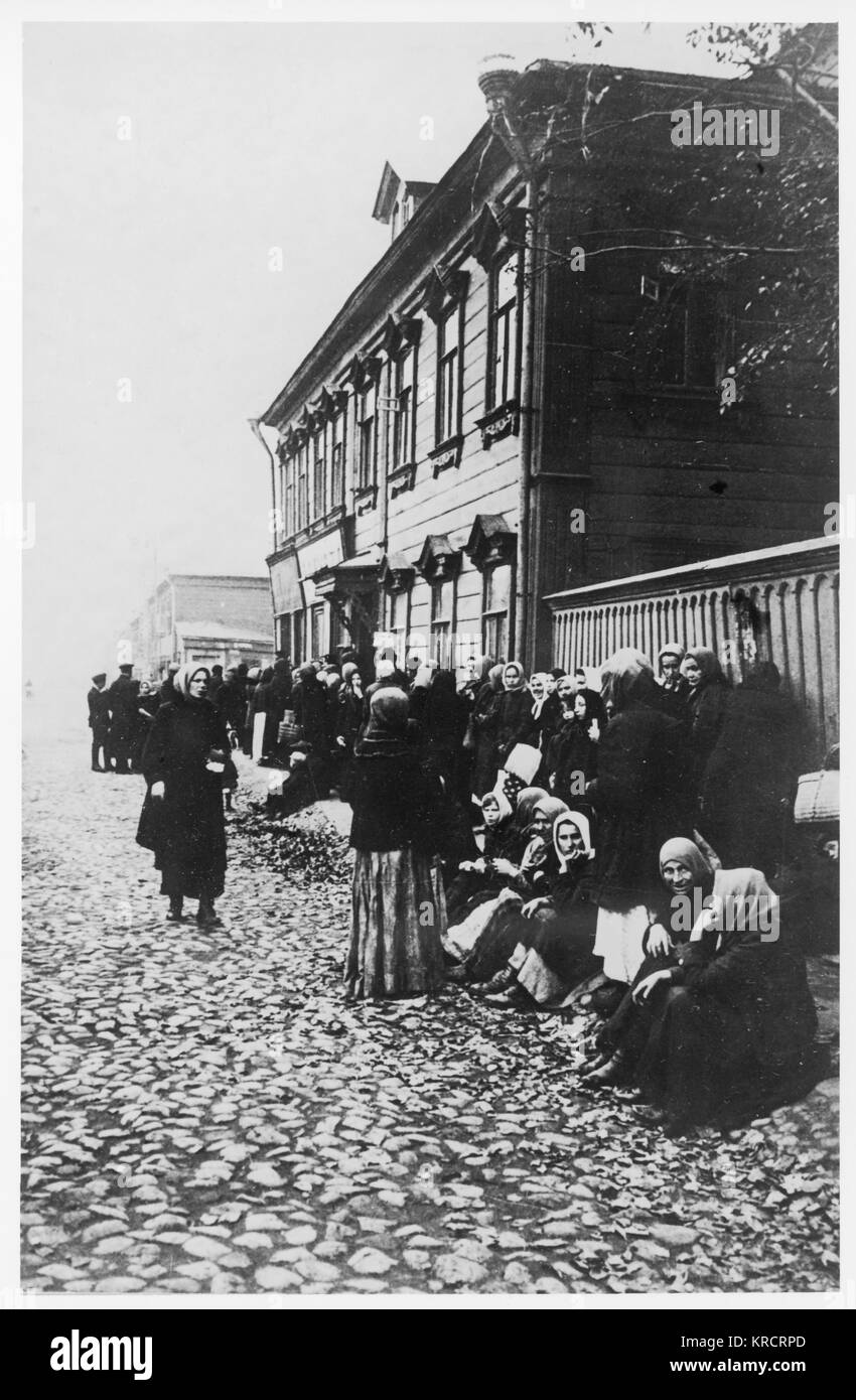 RUSSIAN REVOLUTION - Queueing for food, due to food shortages. Date: SEPTEMBER 1917 Stock Photo