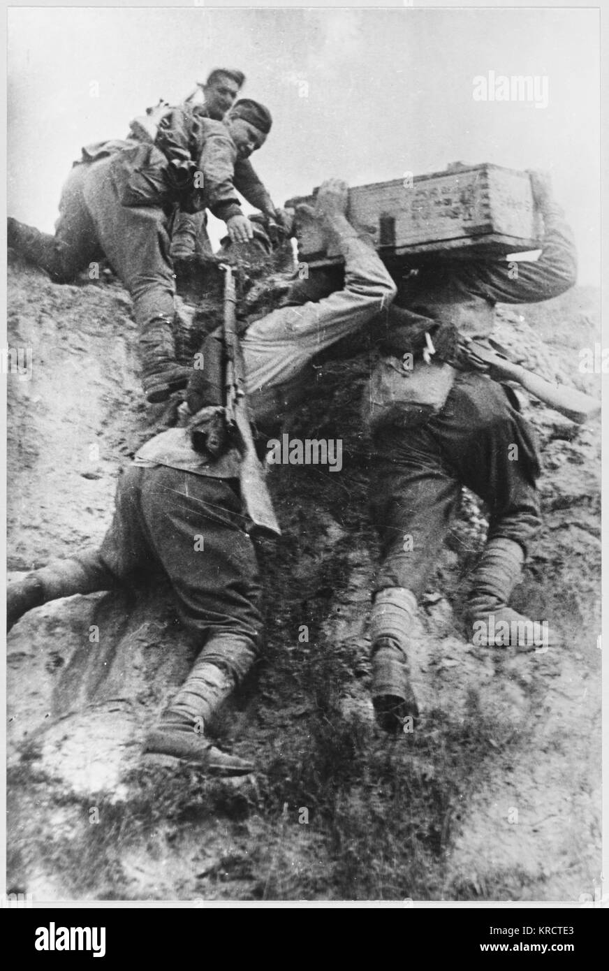 Soviet troops manhandling ammunition over the Karpaty Mountains. Date: 1942 - 1945 Stock Photo