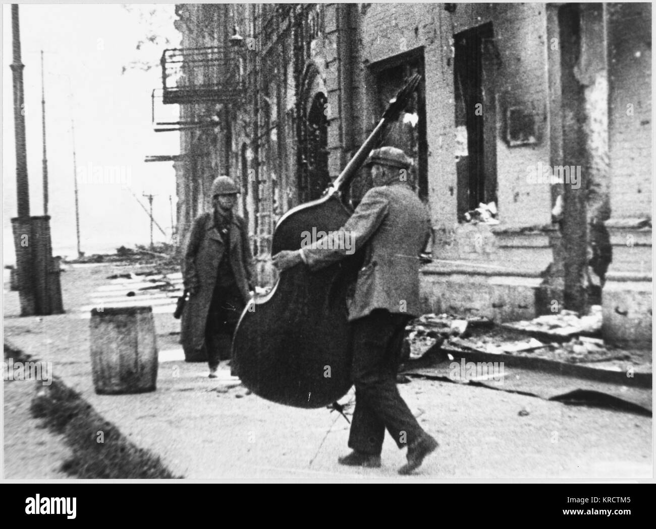 DOUBLE BASS RETRIEVED Stock Photo Alamy