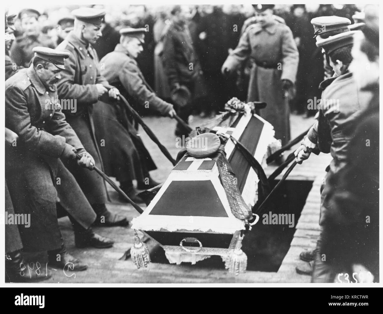 Lowering a coffin into a grave at the 'Fallen Hero's' funeral in the Field of Mars. Date: March 1917 Stock Photo