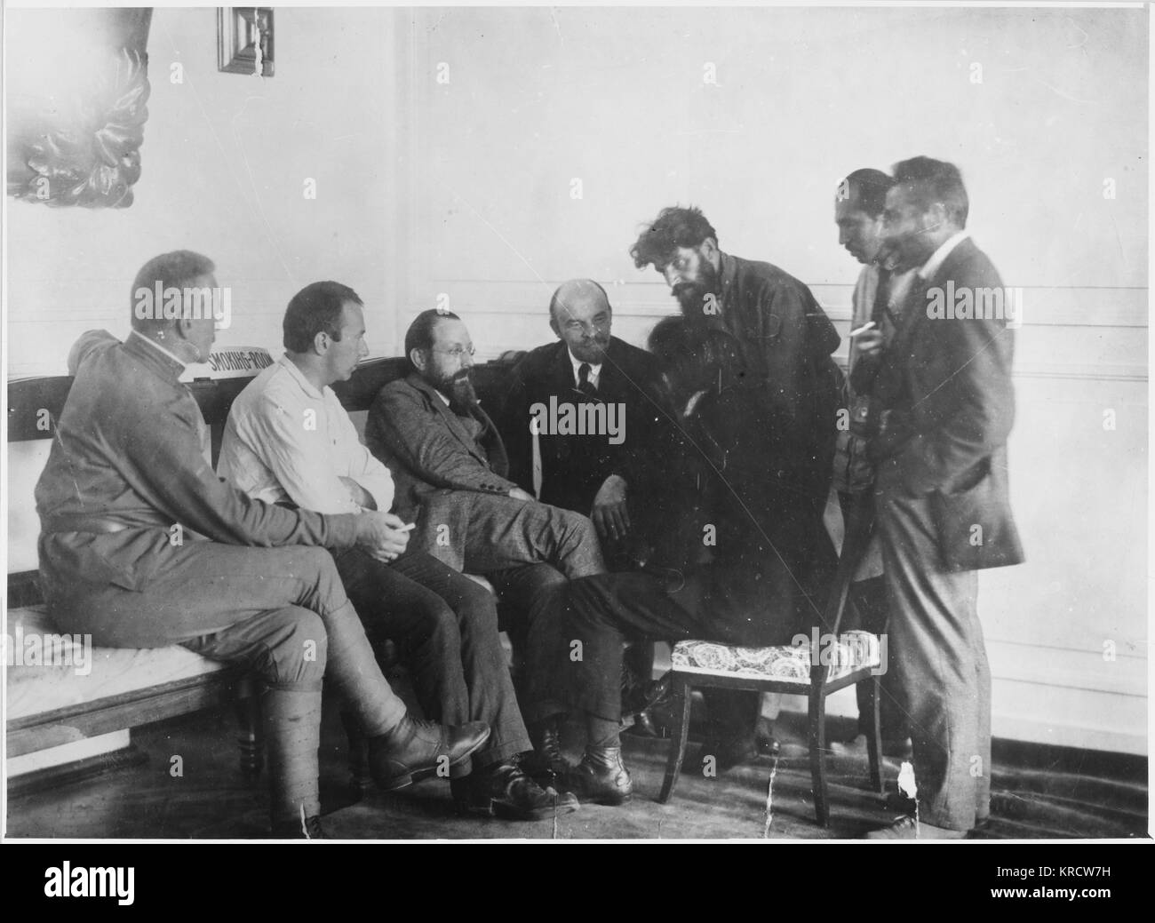 VLADIMIR LENIN Lenin in conversation with members of the 2nd congress of the Communist International (Comintern). Date: 1920 Stock Photo