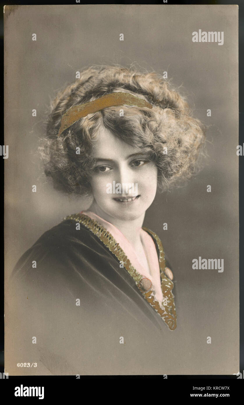 A beautiful young lady poses for a portrait. Date: circa 1910 Stock Photo