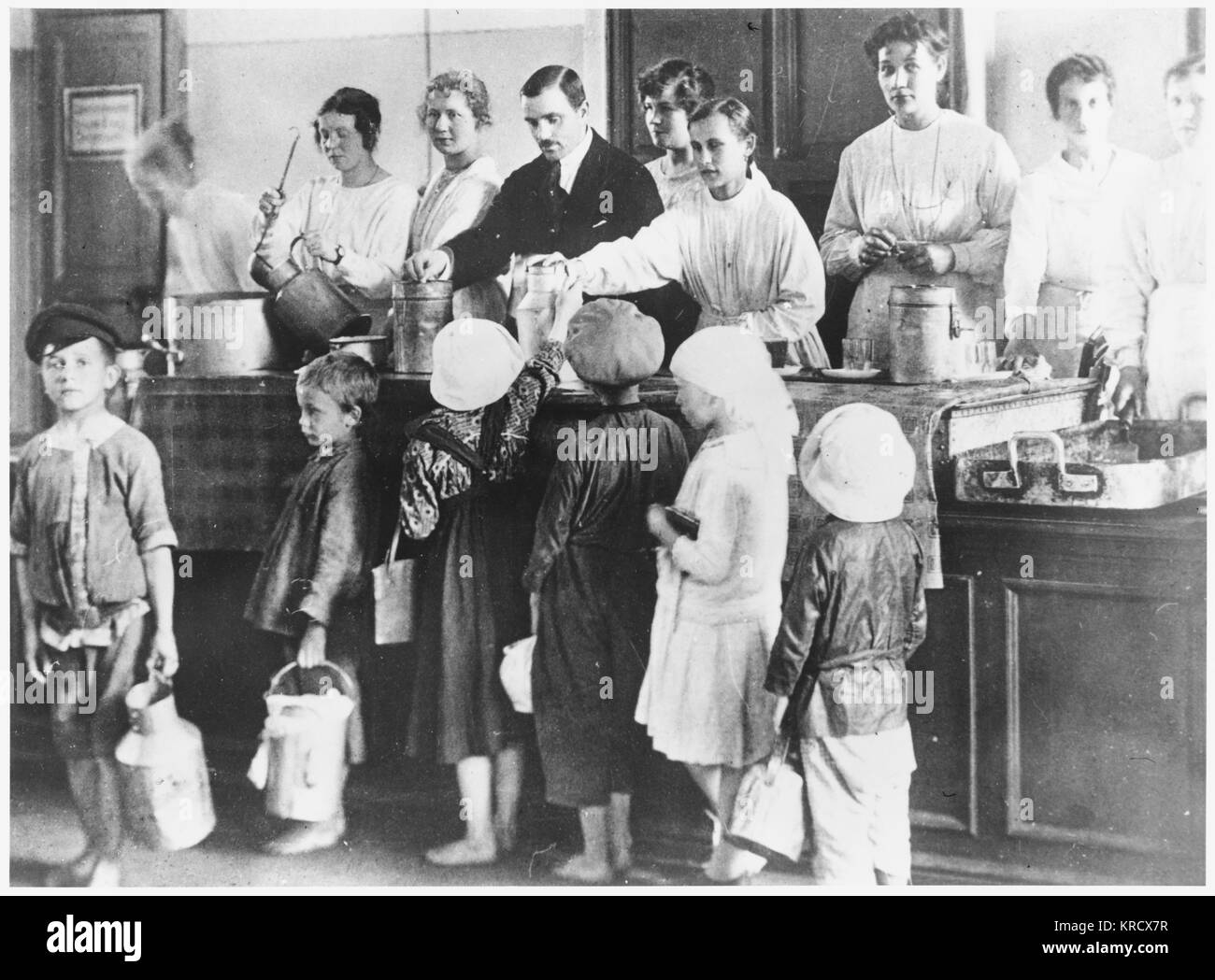 Homeless children in Petrograd  queue up to receive free  dinners; the famine of 1921-22  was soon to come       Date: 1920 Stock Photo