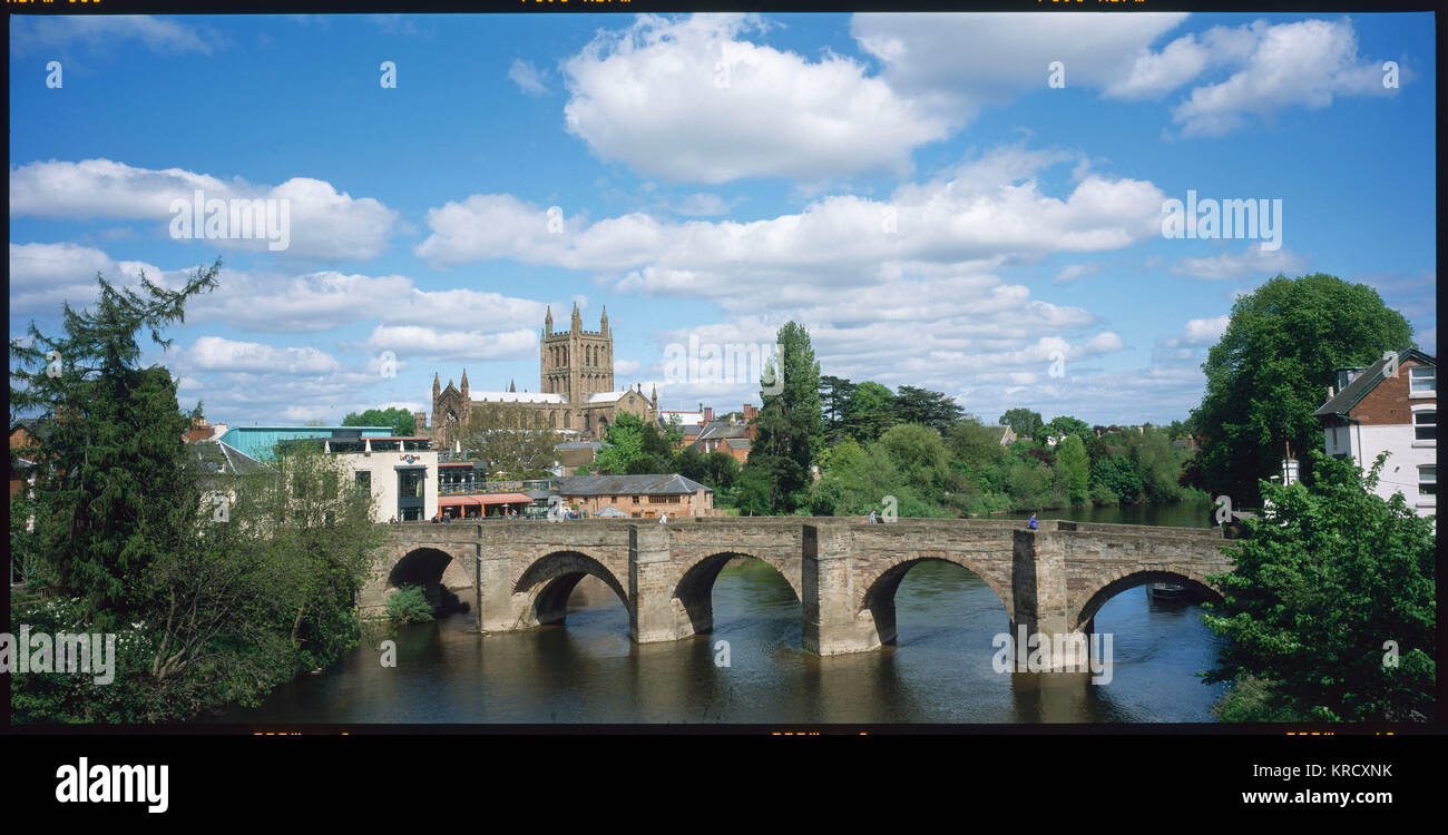 Hereford town and cathedral  and the Old Bridge over the  River Wye, England.        Date: 2004 Stock Photo