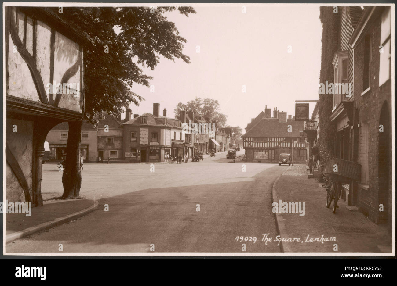 LENHAM, KENT, ENGLAND. The Square, at the heart of  Lenham village and the  location of a regular Sunday  farmers market.      Date: early 20th century Stock Photo