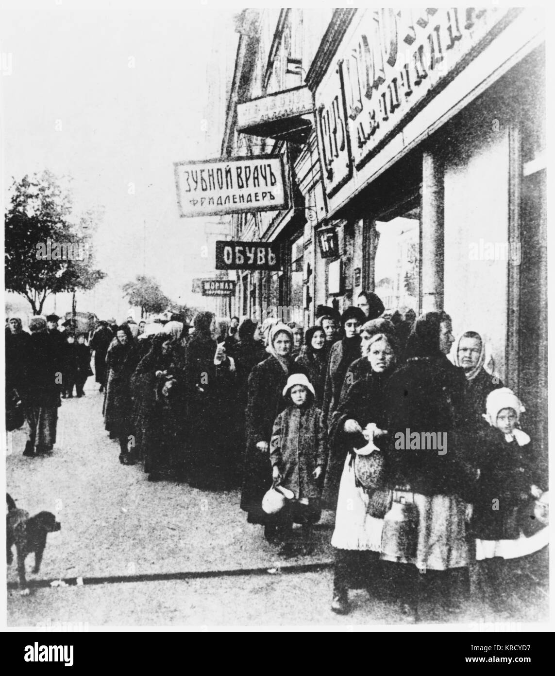 Russian women and children  queuing for milk.         Date: September 1917 Stock Photo