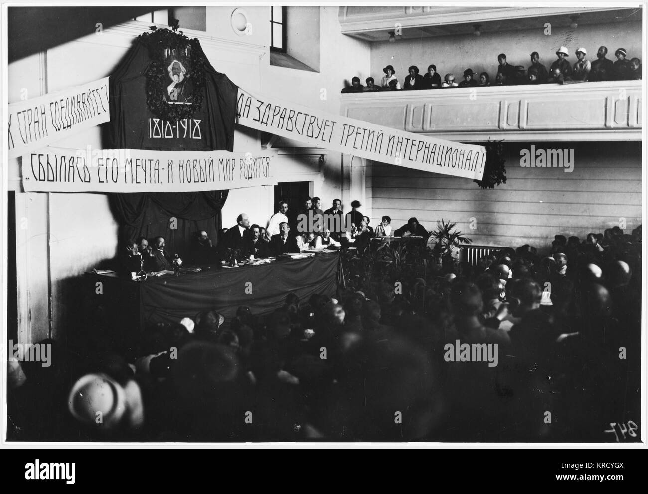 Lenin addresses a huge crowd  at the first All-Russian  Congress.        Date: 1918 Stock Photo