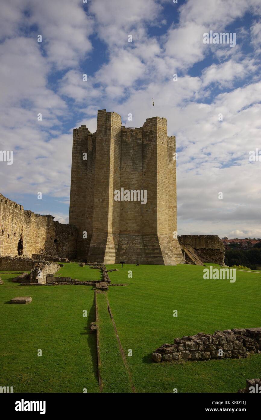 View of Conisbrough Castle, near Doncaster in South Yorkshire.  It was built in the 1180s by by the fifth Earl of Surrey, half brother of Henry II, and has the finest circular Norman keep tower in the UK.      Date: October 2007 Stock Photo