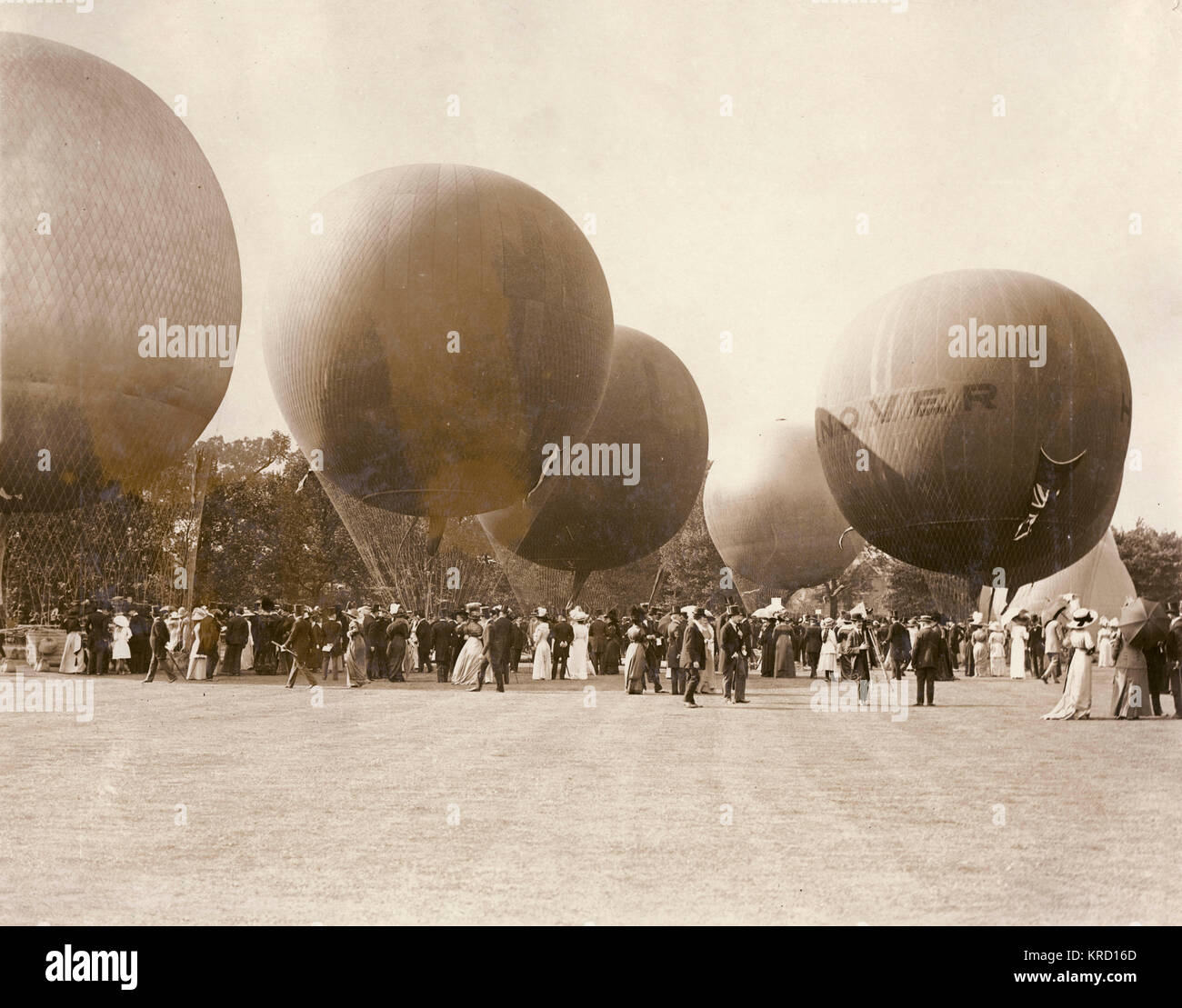 Scene at a balloon race at Hurlingham, south west London -- a social event as well as a sporting occasion.      Date: circa 1909 Stock Photo