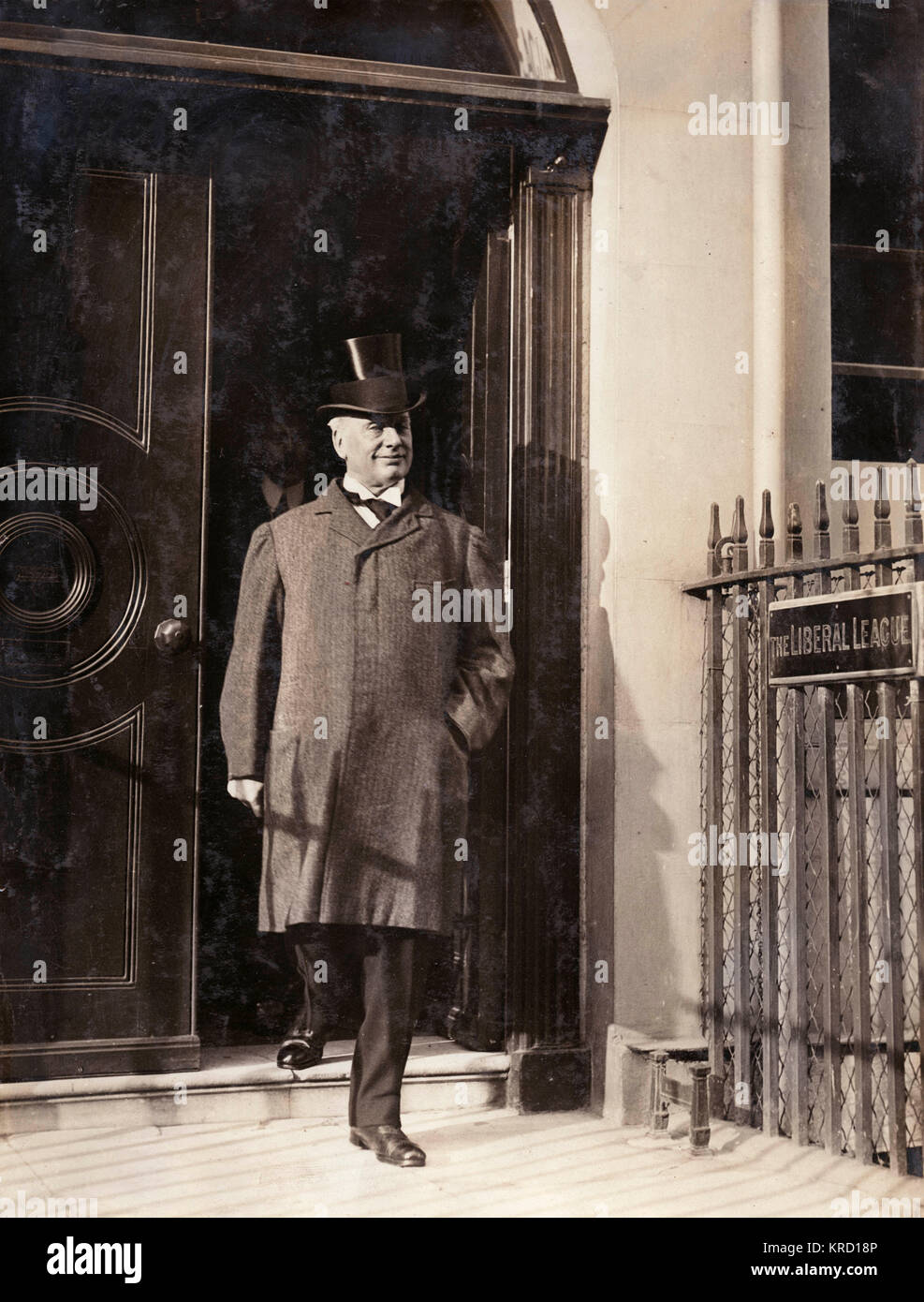 Lord Rosebery leaving the Liberal League building Stock Photo