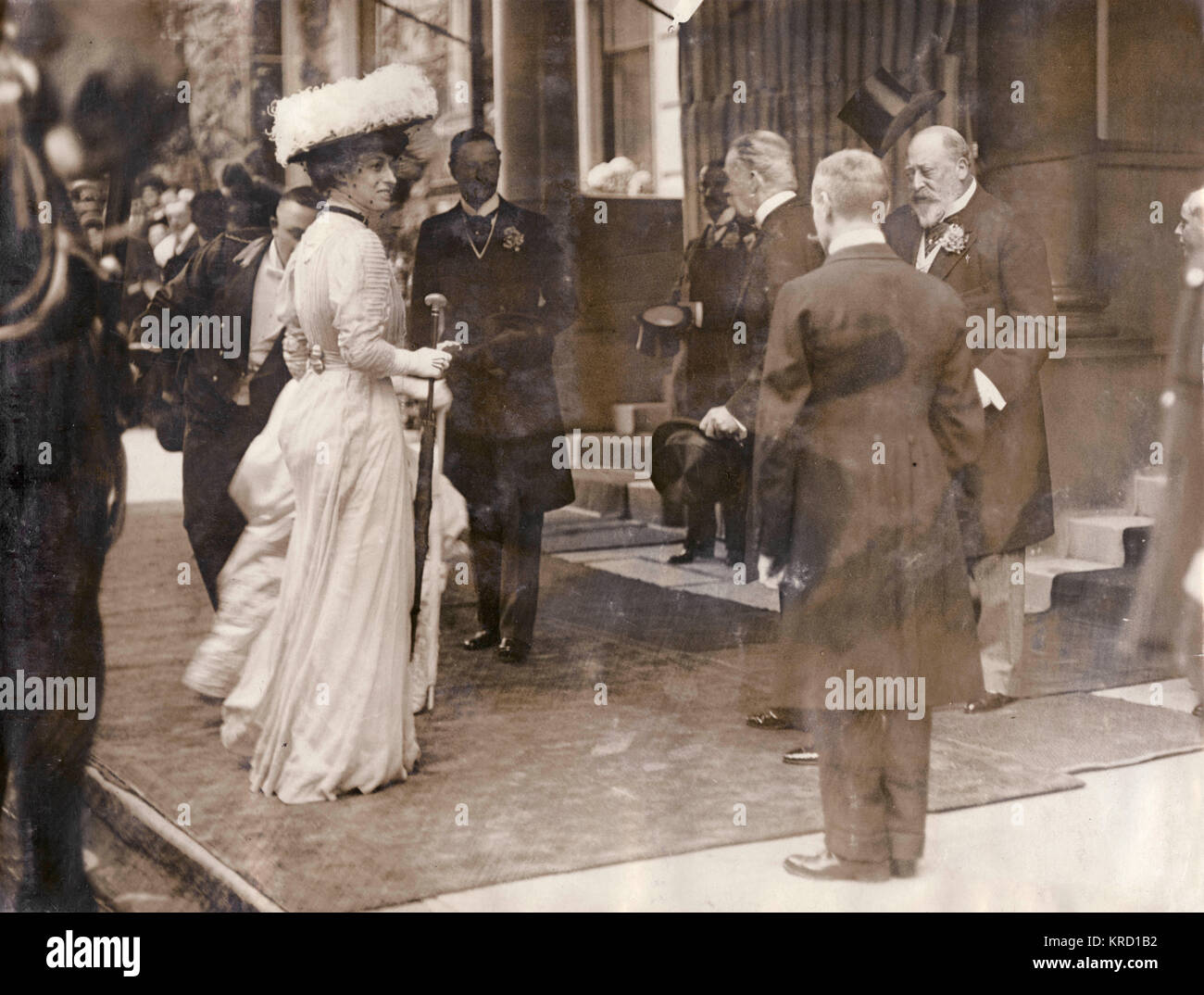 Scene after the wedding of Viscount Bury (Walter Egerton George Lucian Keppel, 9th Earl of Albemarle, 1882-1979) and  Lady Judith Sydney Myee Wynn Carrington, at St Margaret's Church, Westminster.  King Edward VII and his daughter Princess Victoria arrive at the house for the reception.       Date: 9 June 1909 Stock Photo