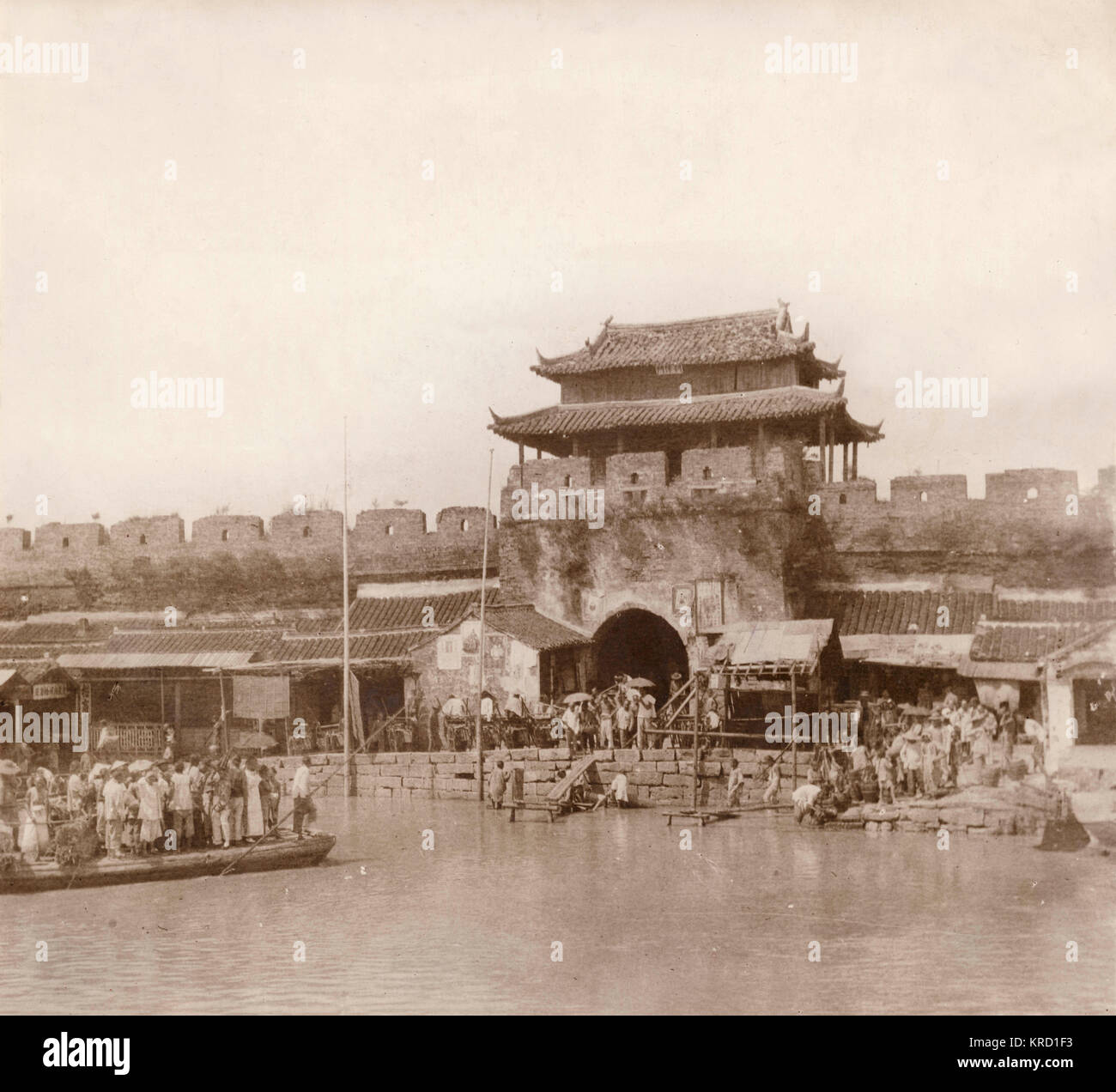 One of the main gates of Nanking, China, at the time that the city was captured by revolutionaries.  The Qing Dynasty was overthrown in October 1911, the last imperial dynasty of China, and Sun Yat Sen became President of the newly formed Republic of China (ROC), founded in 1912.       Date: circa 1911 Stock Photo