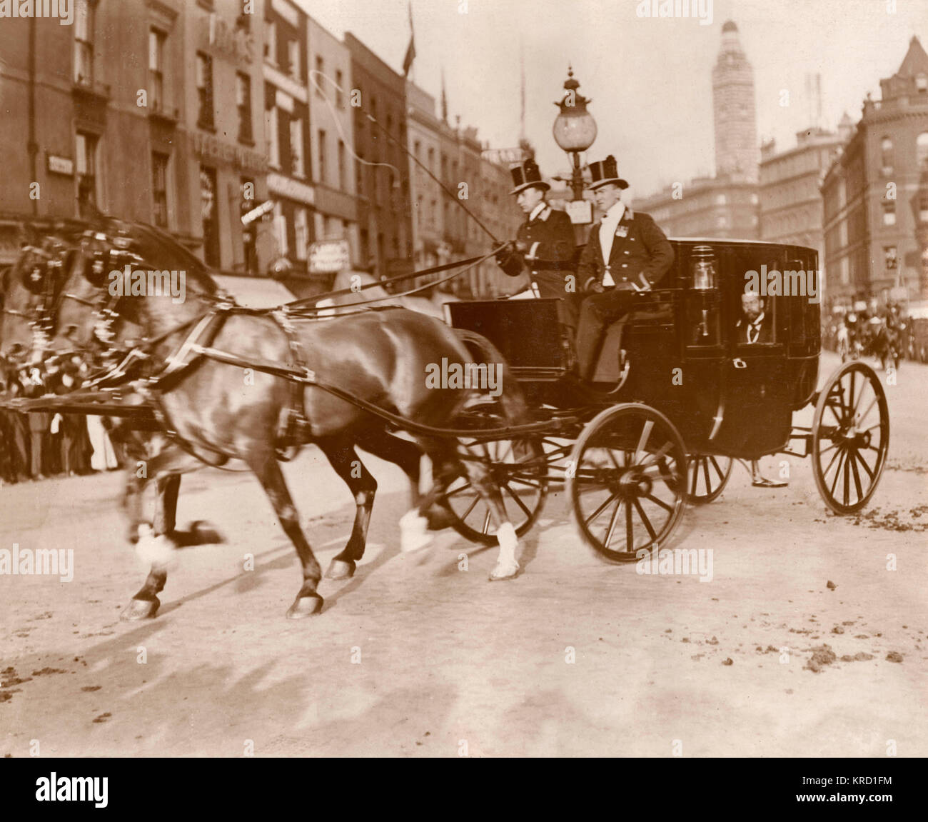 King George V leaving Victoria Station in Central London by horse-drawn coach after meeting some of the foreign heads of state who have come over for King Edward VII's funeral.       Date: 1910 Stock Photo