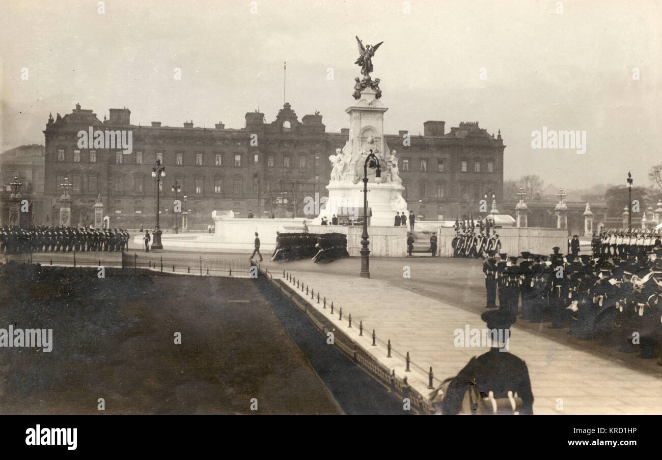 A rehearsal for the unveiling of the Victoria Memorial, a Grade I listed building at the centre of Queen's Gardens in front of Buckingham Palace, Central London.  The sculptor was Sir Thomas Brock, and the surround was constructed by the architect Sir Aston Webb from 2300 tons of white marble.  A large statue of Queen Victoria faces towards The Mall, while the other sides of the monument contain statues of the Angel of Justice, the Angel of Truth, and Charity.  At the top is Victory with two seated figures.  There is a nautical theme, with mermaids, mermen and a hippogriff, suggesting the UK's Stock Photo