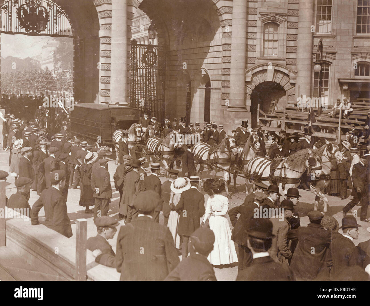 A rehearsal of King George V's Coronation Procession, passing through the Mall Gates -- the first time these gates have been used in this way.      Date: 1911 Stock Photo