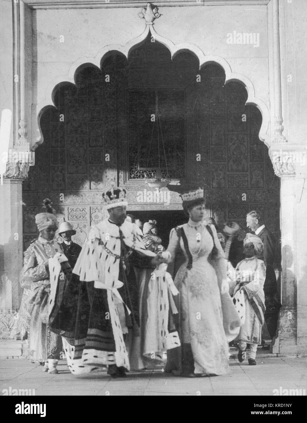 King George V and Queen Mary emerging in their robes and crowns to show themselves to their Indian subjects after the Coronation Durbar ceremony in Delhi, India.    12 December 1911 Stock Photo