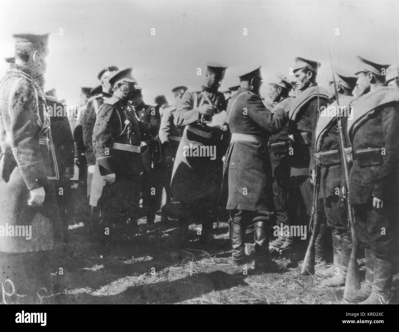 Several Russian soldiers resieve medals for their valiant efforts during the (1904 to 1905) Russo-Japanese War.     Date: circa 1905 Stock Photo