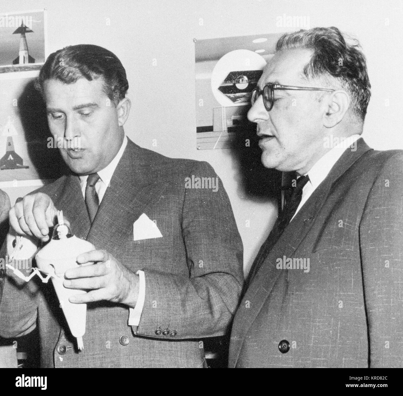 L TO R: HALSER, HEINZ-DR.; VON BRAUN; LEY, WILLEY AT DISNEY STUDIOS WITH BOTTLE SUIT CONCEPT DEVELOPED BY VON BRAUN. Wernher von Braun Willy Ley (1954) Stock Photo