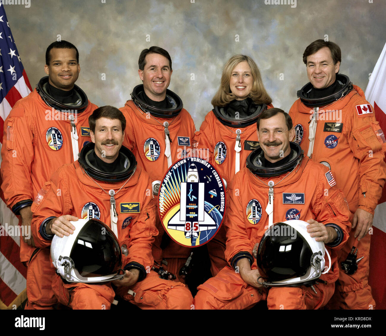 STS-85 CREW PORTRAIT: IN FRONT: CURTIS BROWN (RIGHT) PILOT KENT V. ROMINGER (LEFT). BACK ROW FROM LEFT: ROBERT CURBEAM; STEPHEN ROBINSON; JAN DAVIS; BJARNI TRYGGVASON. STS-85 crew Stock Photo