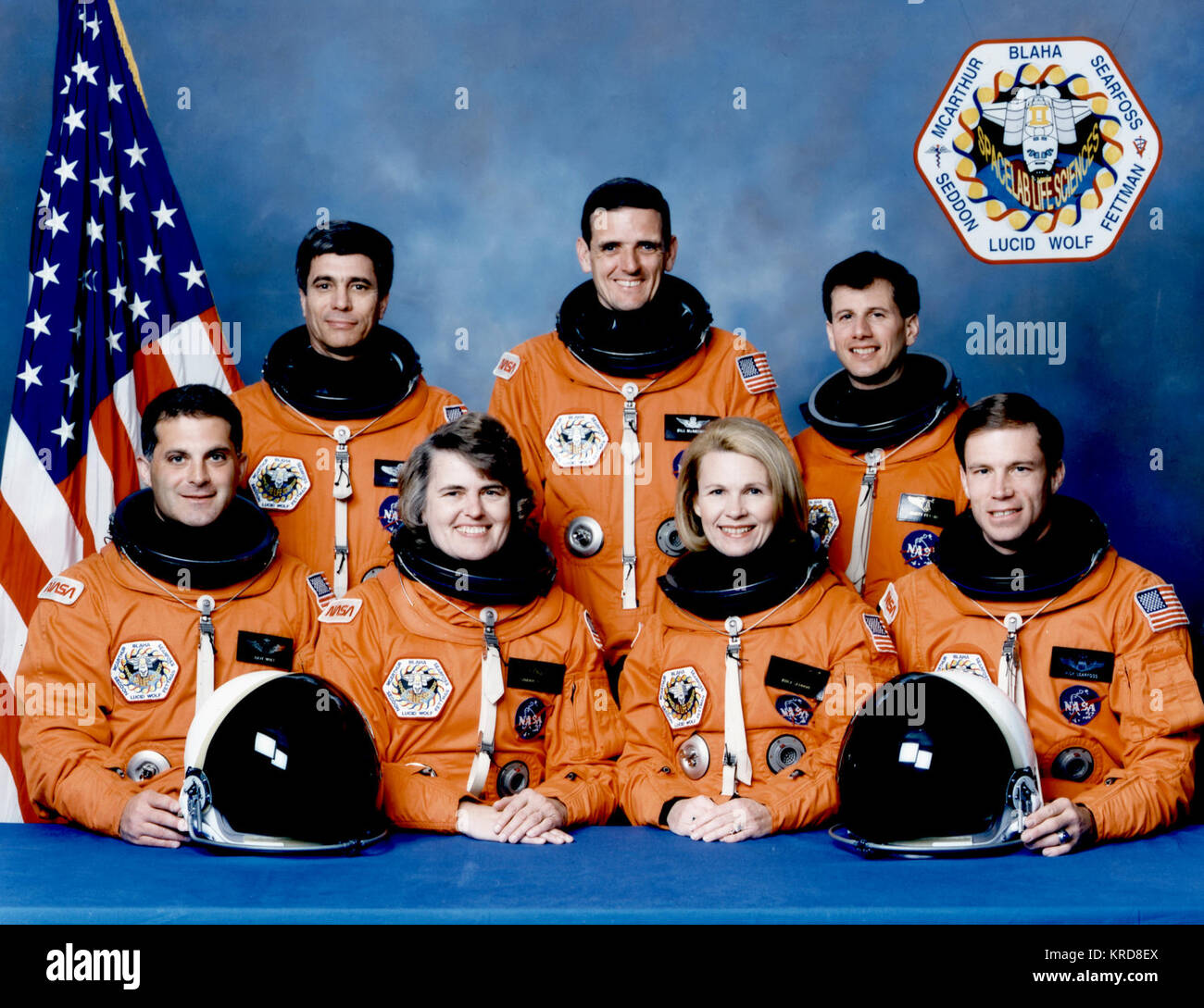 STS-58 CREW PORTRAIT: (L TO R FRONT) DAVID A. WOLF, SHANNON W. LUCID, RHEA SEDDON, RICHARD A. SEARFOSS. (L TO R REAR) JOHN E. BLAHA, WILLIAM S. MCARTHUR, JR, MARTIN J. FETTMAN, STS-58-crew Stock Photo